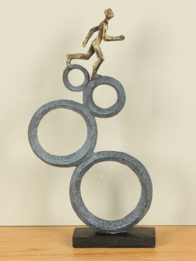 Figur für den Innenbereich – Bronzefarben – Polystone – Die Kraft des Gleichgewichts – 47x25x8 cm