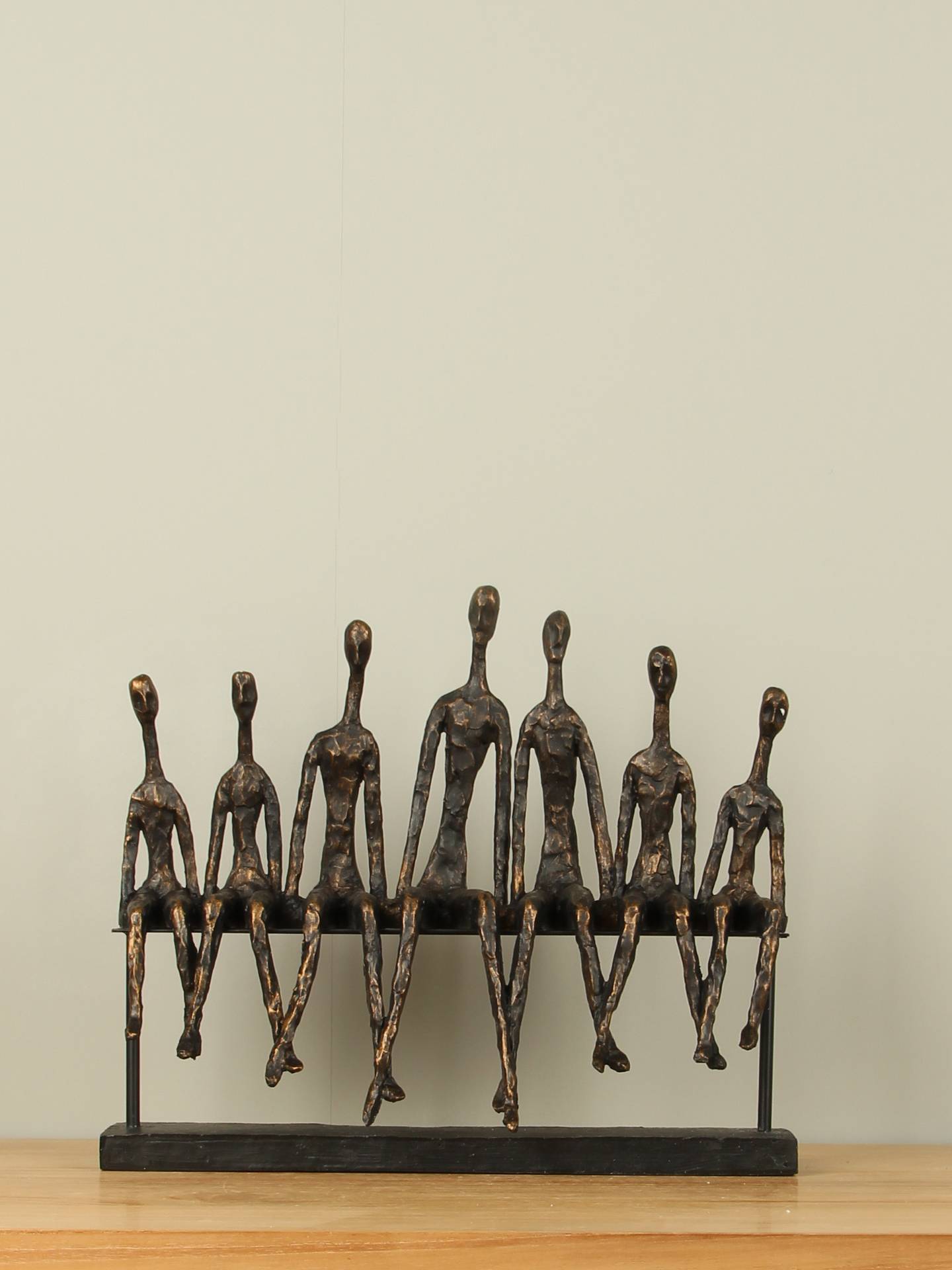 Figur für den Innenbereich - Bronzefarben - Polystone - Gruppe sitzt - 34x40x16 cm