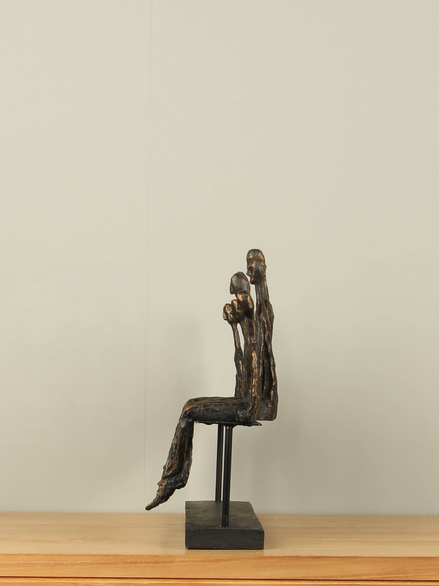 Figur für den Innenbereich - Bronzefarben - Polystone - Gruppe sitzt - 34x40x16 cm – Bild 3