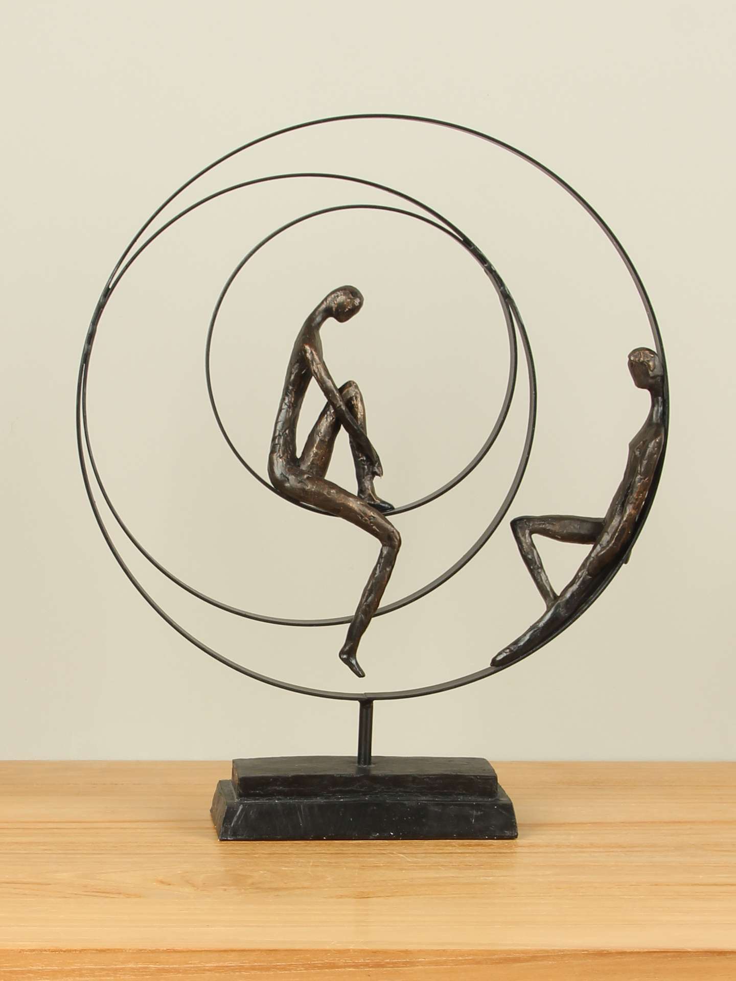 Figur für den Innenbereich - Bronzefarben - Polystone - Freunde untereinander - 41x34x8 cm
