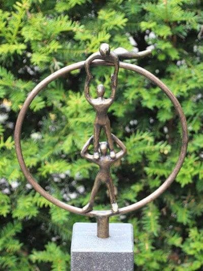 Skulptur für drinnen oder draußen – Bronze – 3 Menschen im Kreis