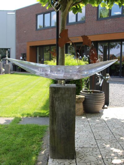 Exklusive Glaskunst – Weiß – Glas – Schlagzahn auf Pfahl