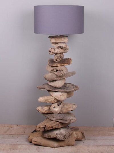 Holzdekoration – Hellbraun – Treibholz – Lampe mit Lampenschirm grau – 130x50x50 cm