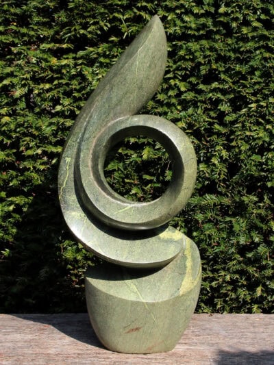 Gartenfigur – Cheetah Jade – Grün – Naturstein – Liebevoll – 65x33x20 cm