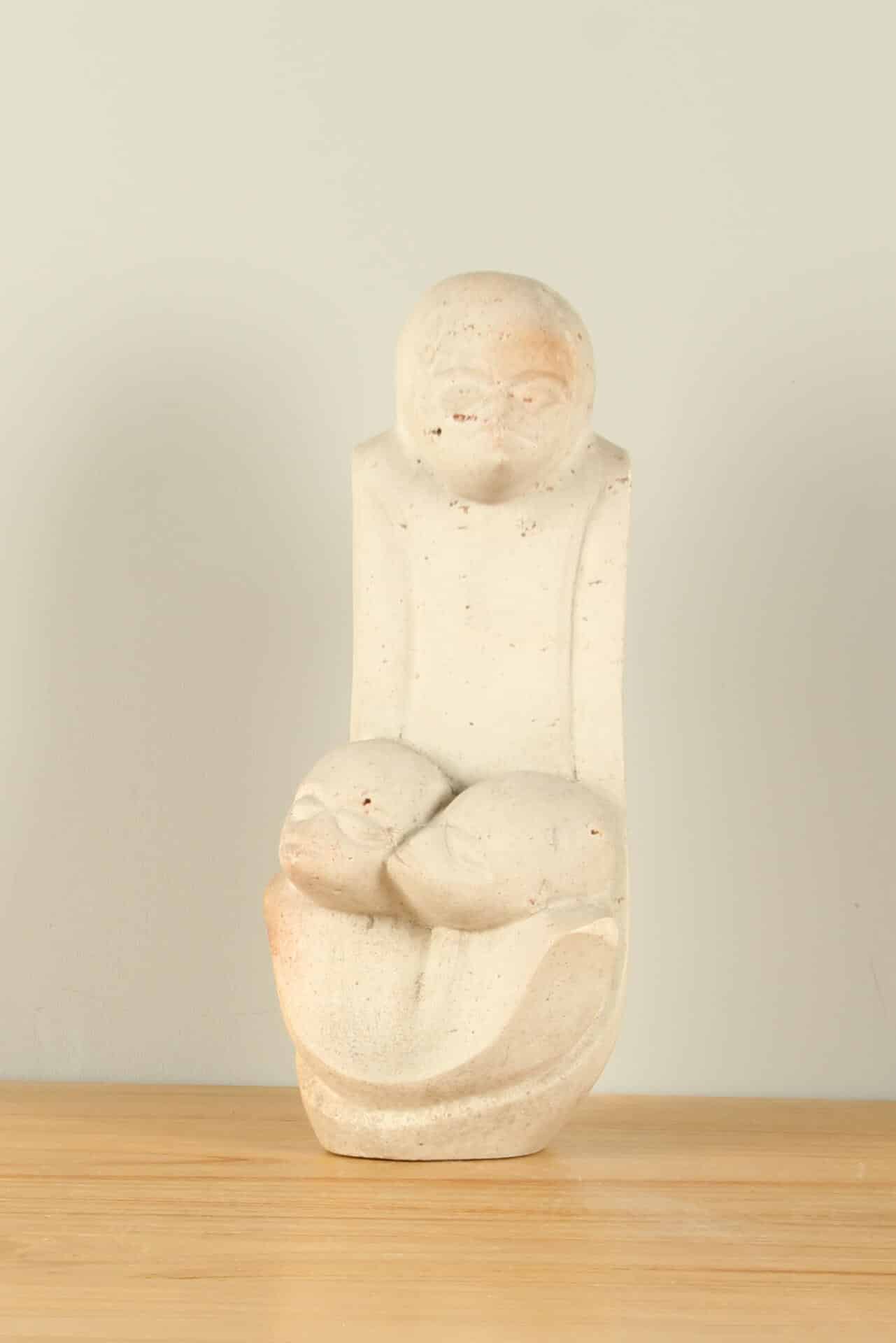 Gartenfigur - Sapolite - Weiß - Naturstein - Eltern mit zwei Kindern Nr. 2 - 33x14x10 cm
