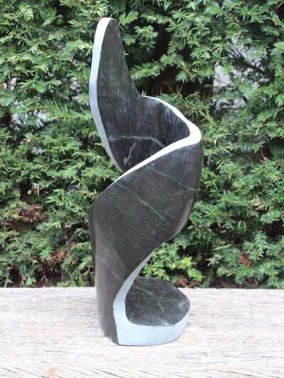 Gartenfigur – Springsteen – Schwarz – Naturstein – Bewegung Nr. 2 – 60x28x20 cm