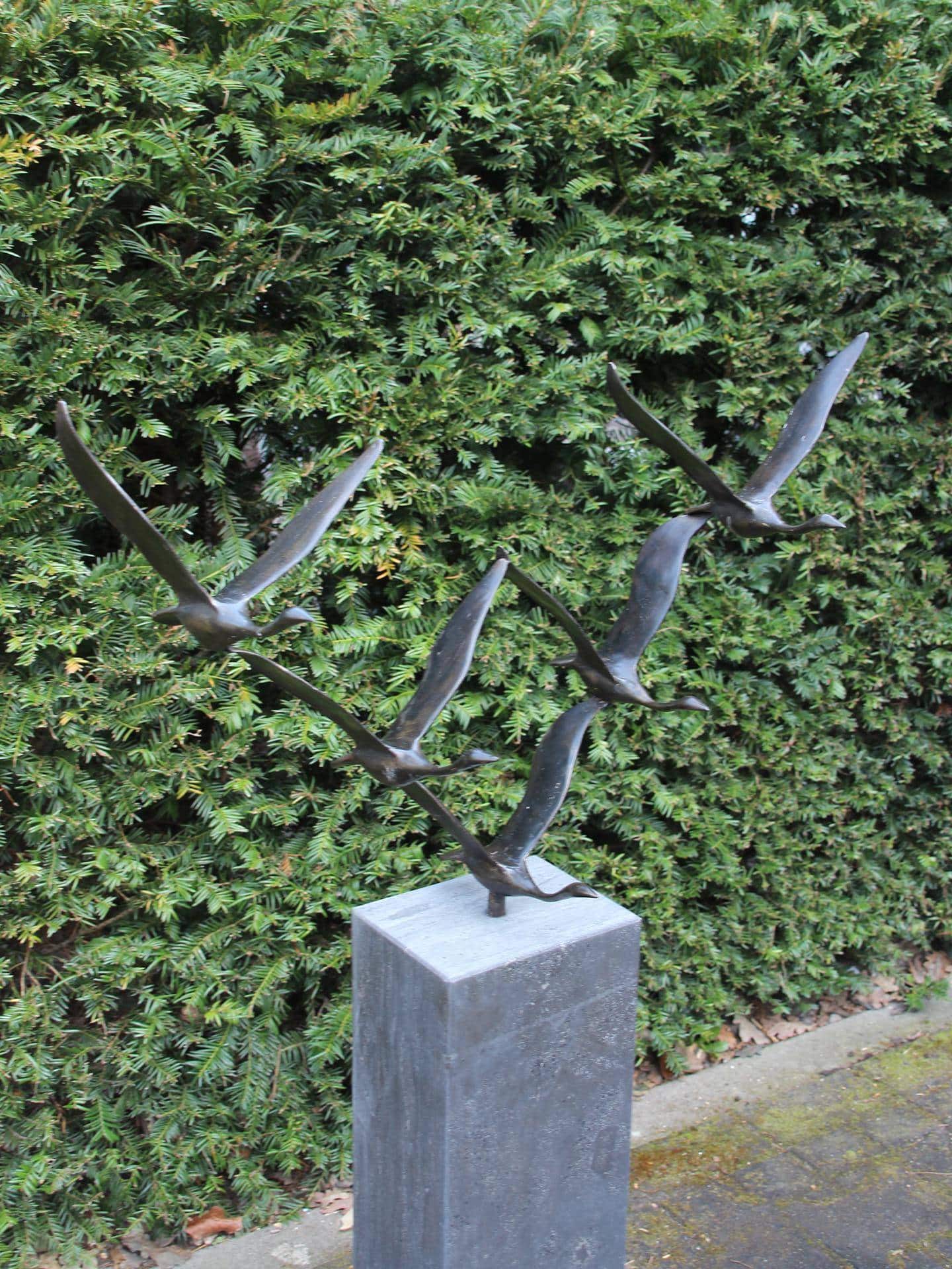 Skulptur für drinnen oder draußen - Bronze - 5 Schwäne - 60x69x28 cm
