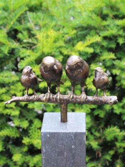 Skulptur für drinnen oder draußen – Bronze – Familie Spatzen auf einem Ast – 17x26x12 cm