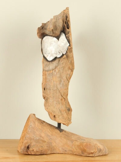 Holzdekoration auf Ständer – Hellbraun – Teakholz – Dekoration auf Ständer mit Aluminiumdetail JT 8 – 32x20x12 cm