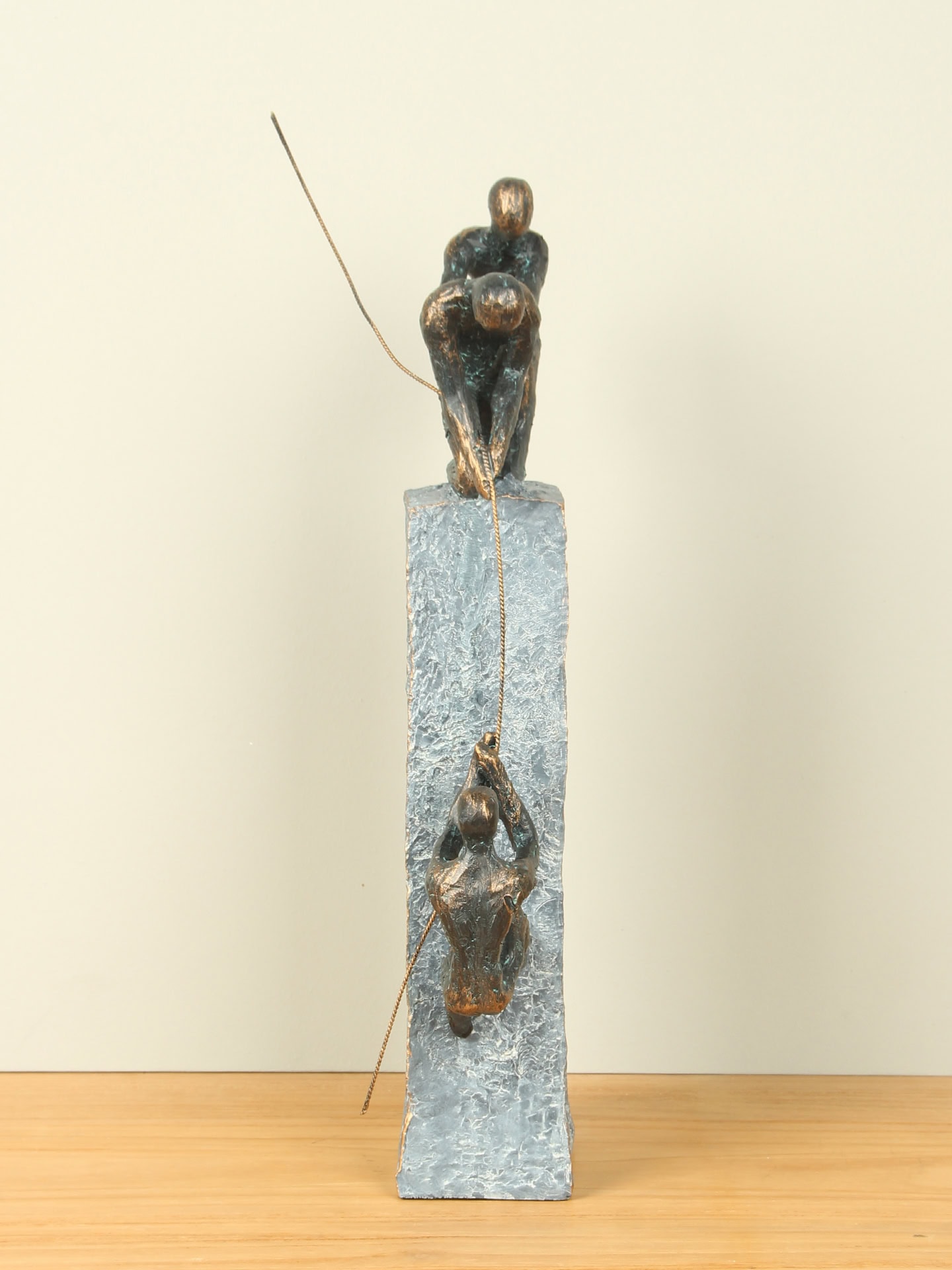 Figur für den Innenbereich - Bronzefarben - Polystone - Einander vertrauen - 43x18x5 cm – Bild 2