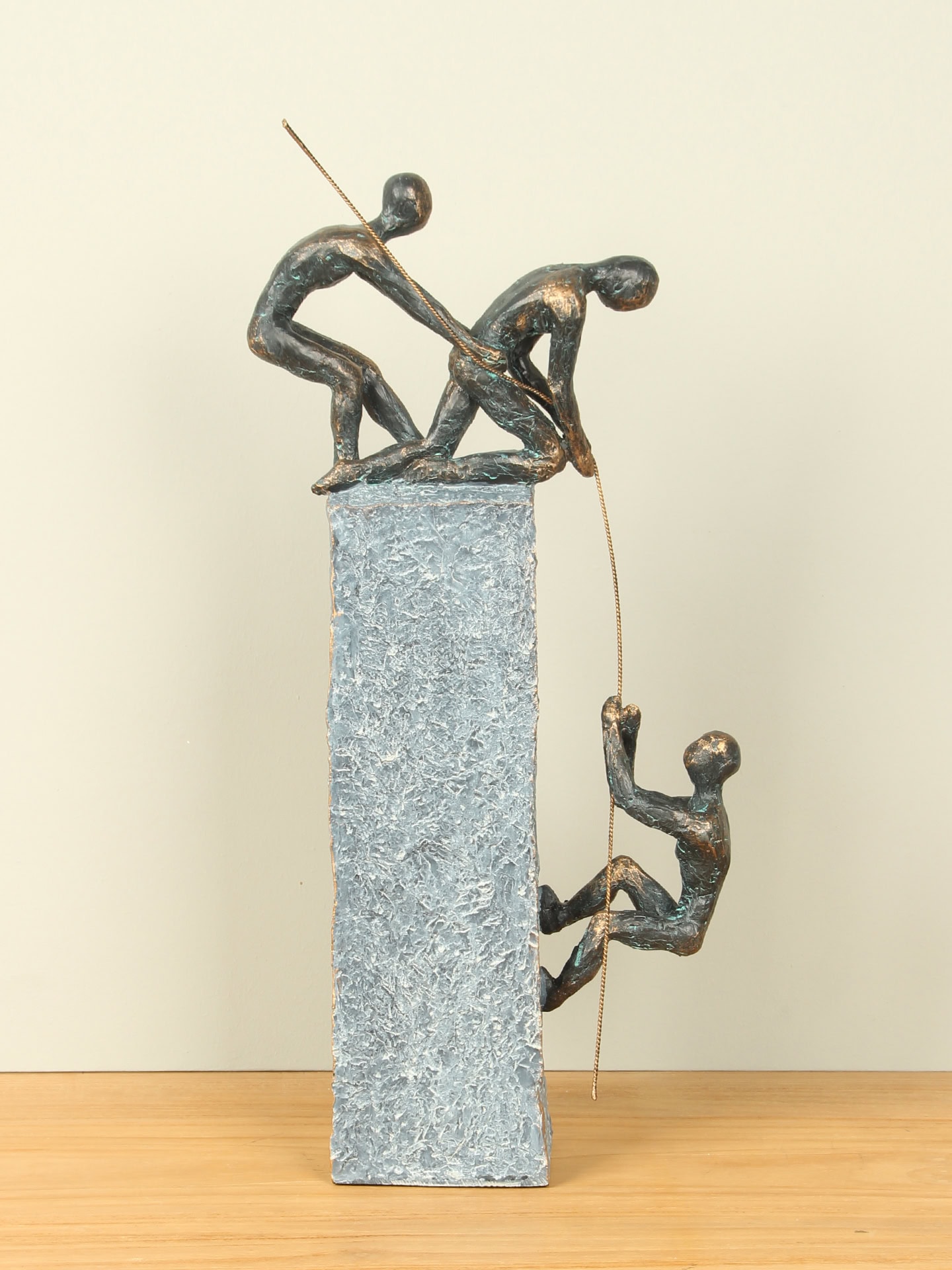 Figur für den Innenbereich - Bronzefarben - Polystone - Einander vertrauen - 43x18x5 cm – Bild 3