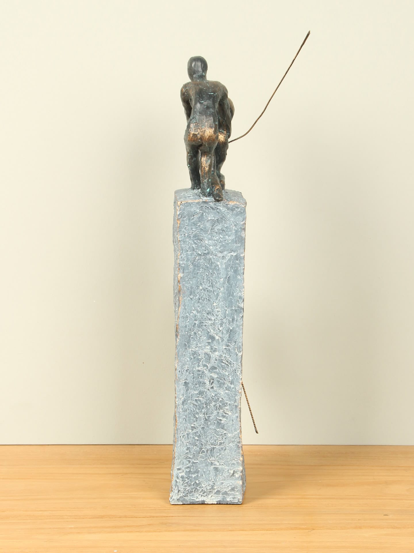 Figur für den Innenbereich - Bronzefarben - Polystone - Einander vertrauen - 43x18x5 cm – Bild 4
