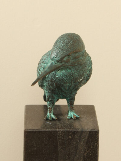 Skulptur für drinnen oder draußen – Grün – Bronze – Eisvogel inklusive Hartsteinsäule